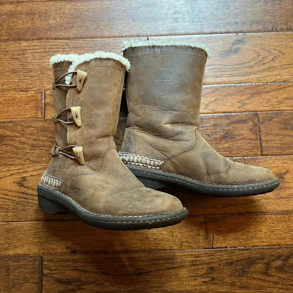 Ugg Kona Chestnut Suede Leather Shearling Sheepskin Lined Toggle Boots Size 7